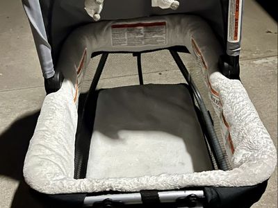 Graco Pack 'n Play Portable Playard Bassinet - Gently Used, Grey & White