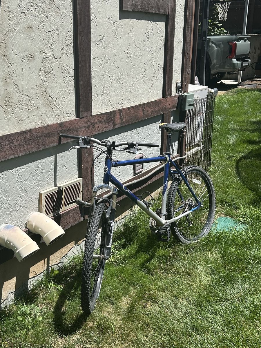 Gary Fisher Mountain Bike - Front Suspension, Flat Pedals, New Grips
