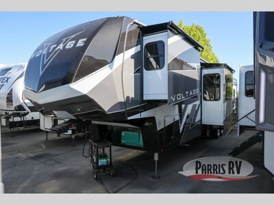 New 2025 Dutchmen RV Voltage 4225