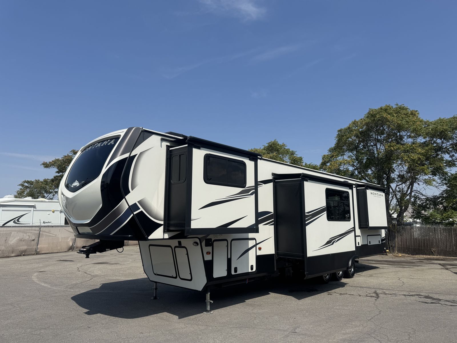 Like New, Fireplace, Toy Hauler, Sleeps 6, 2021 Keystone Montana High Country 383THlike: Suites Mobile Suites Bighorn
