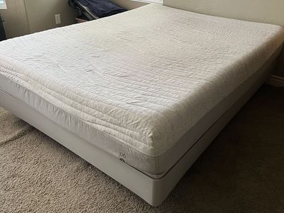 Sleep Number adjustable mattress + frame (Queen)