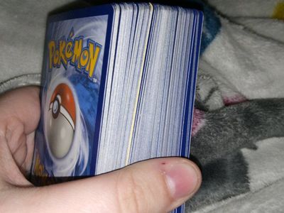 90 Pokemon cards