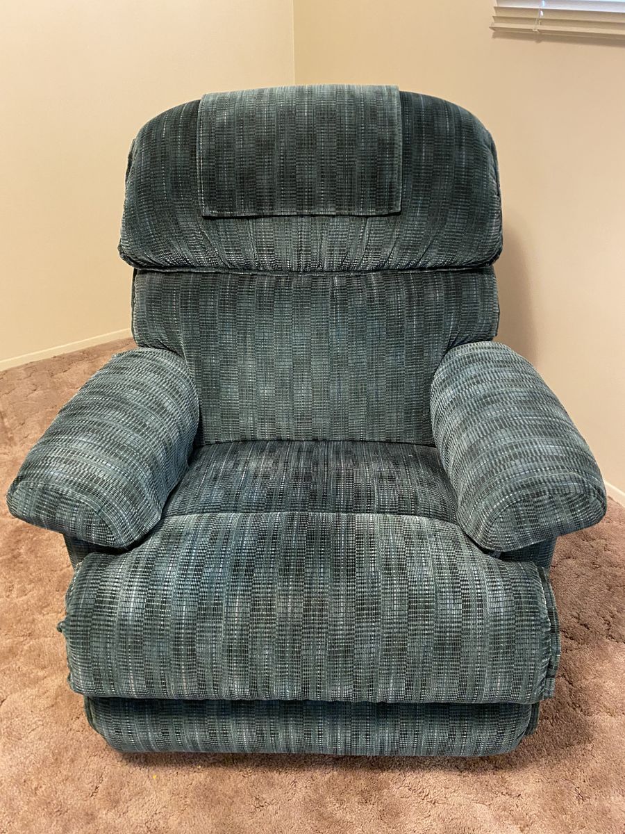 Green Lazy-Boy recliner in great shape. Cash only