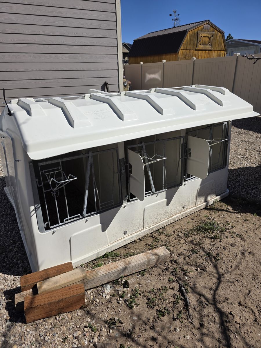 Triple Flex calf hutch