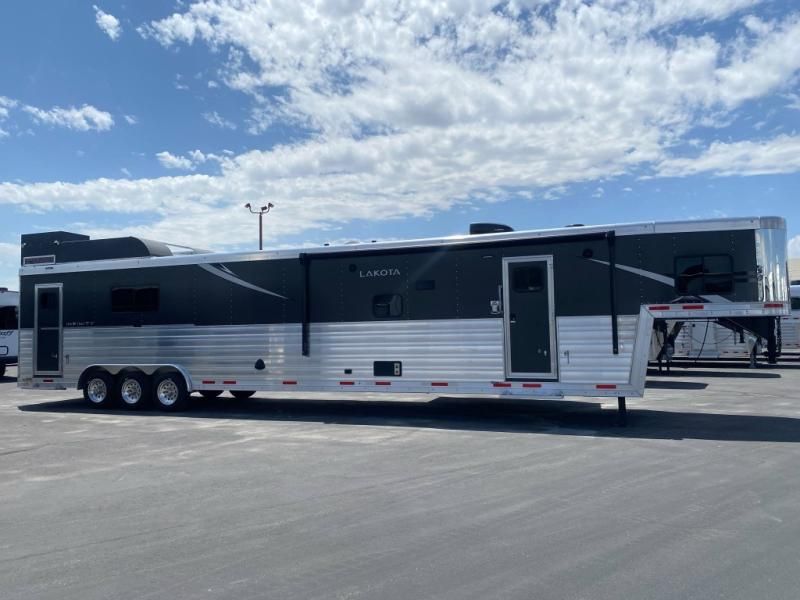 Used 2025 Lakota Infinity Toyhauler INTH82215SRBT