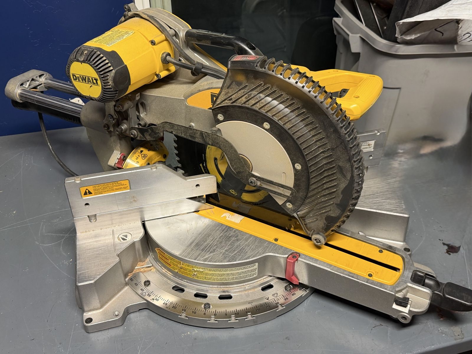 DEWALT DWS780 12" Double Bevel Sliding Compound Miter Saw