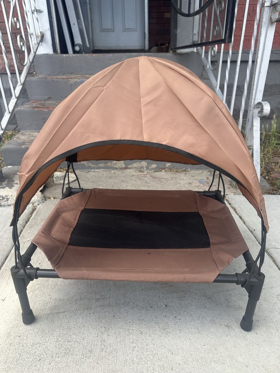 Small pet bed with canopy