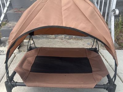 Small pet bed with canopy