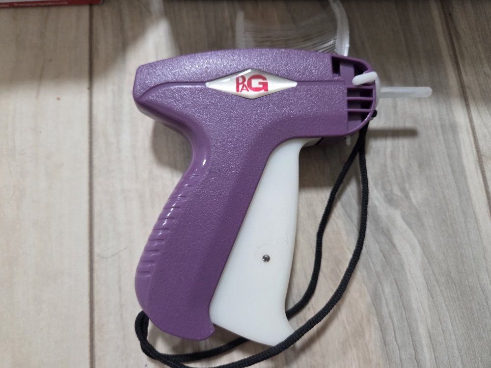 Clothing tagging gun