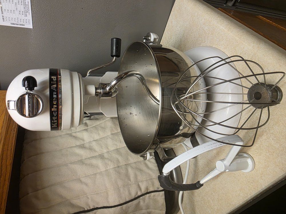 White 6qt KitchenAid Mixer
