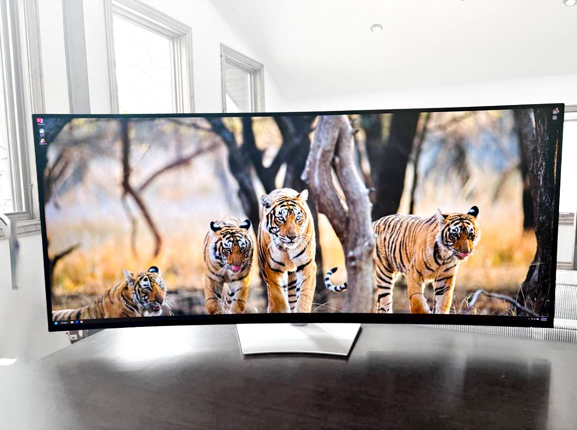 MINT Dell U5226KW Uptrasharp 6K 120Hz IPS Curve Monitor 2026 Model