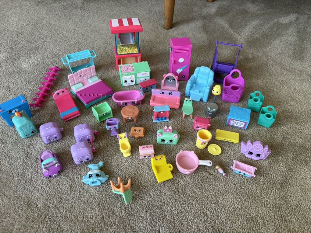 Shopkins Furniture & Accessories Lot