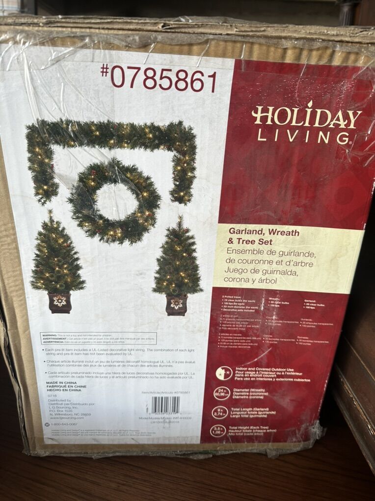 Holiday Living Garland Wreath And Tree Set