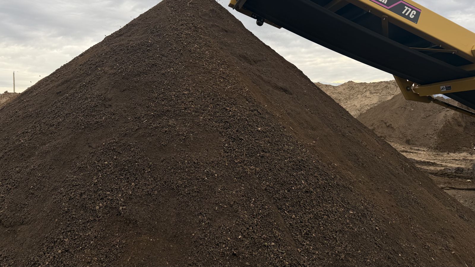 Screen top soil and fill dirt