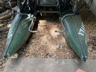 Pontoon boat
