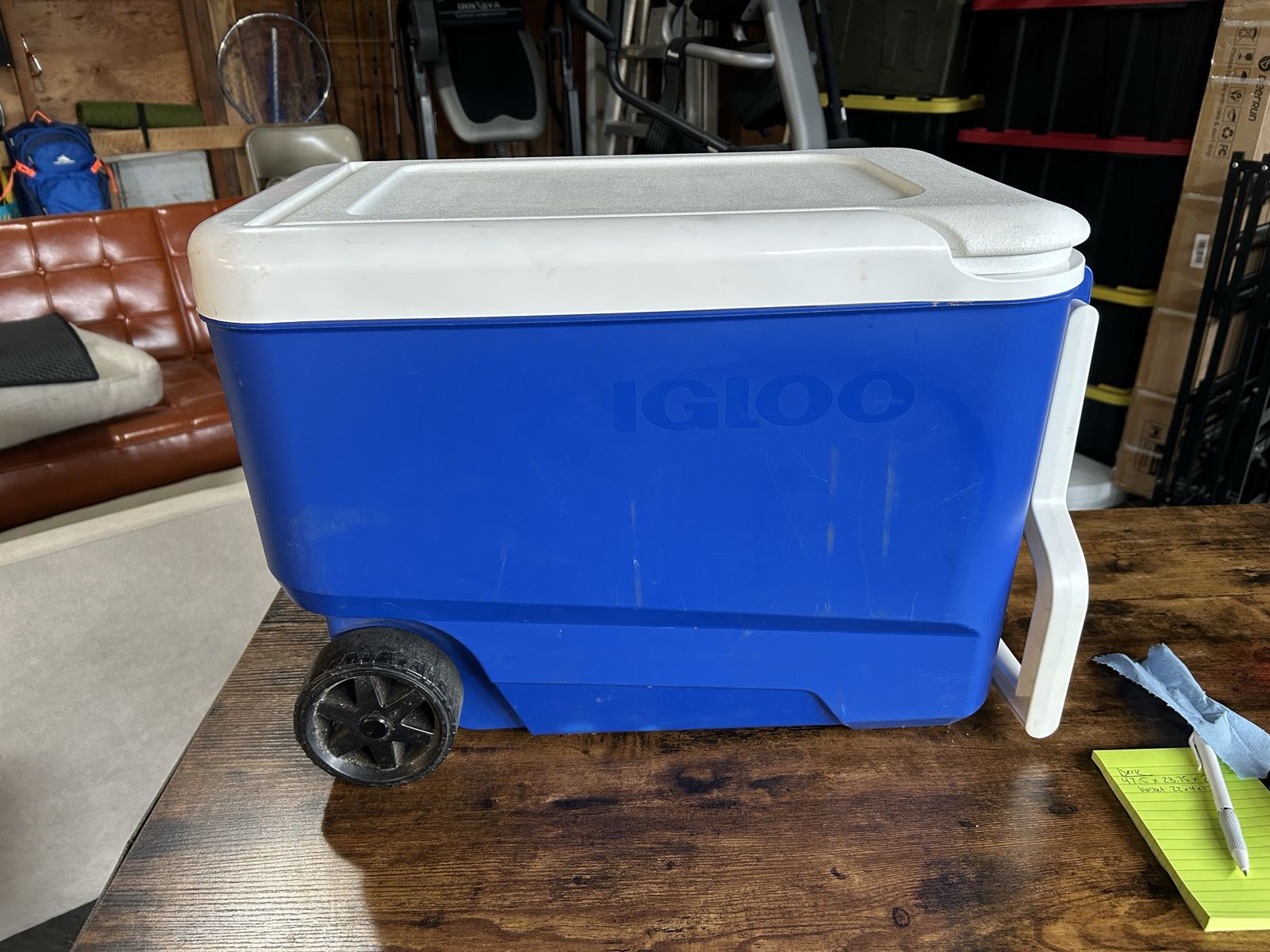 Igloo cooler with wheels