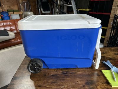 Igloo cooler with wheels