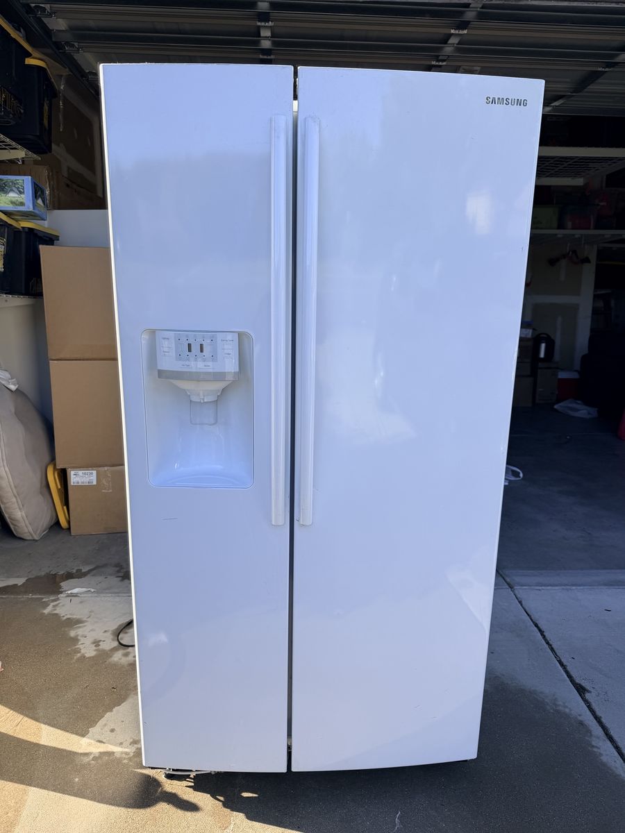 Samsung Refrigerator – Clean & Ready to Use – Read Description