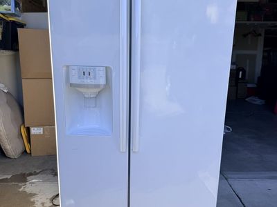 Samsung Refrigerator – Clean & Ready to Use – Read Description