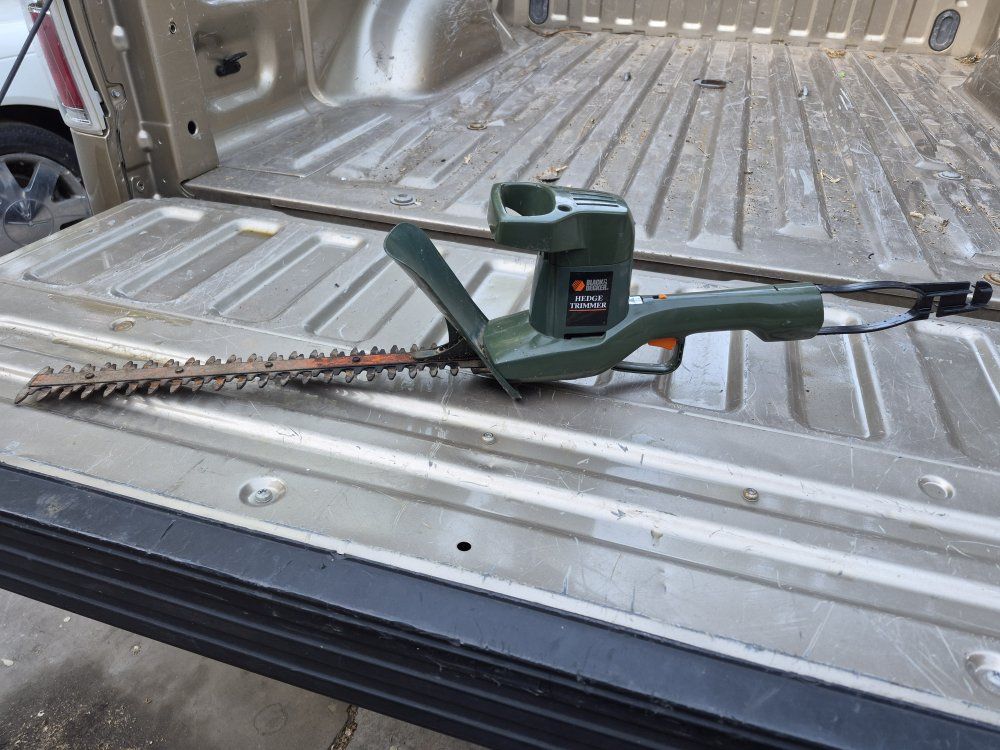 Black & Decker Hedge Trimmer - Electric, Corded Outdoor Power Tool