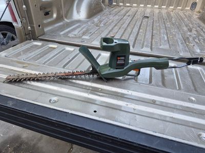 Black & Decker Hedge Trimmer - Electric, Corded Outdoor Power Tool