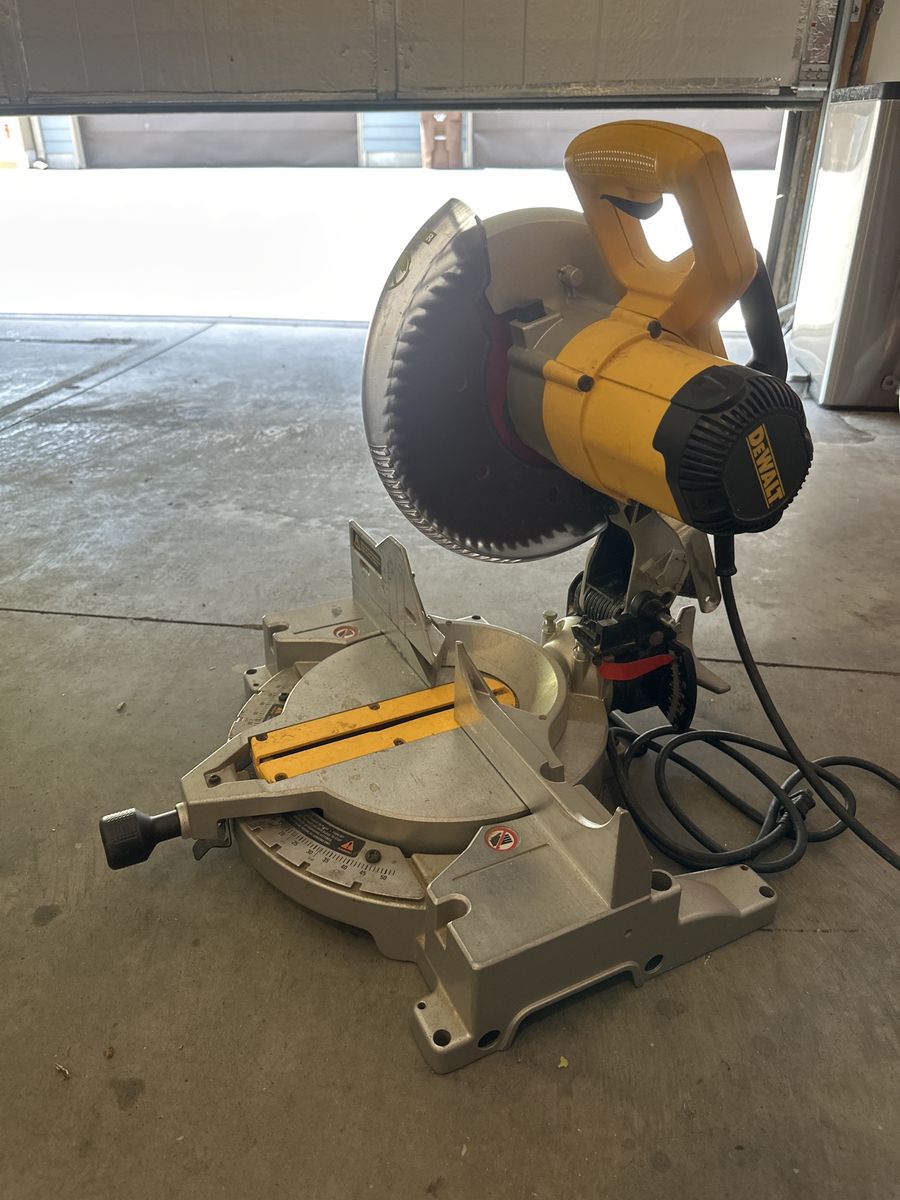 DEWALT DWS779 12-inch Double Bevel Sliding Compound Miter Saw