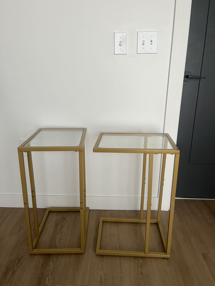 C-shaped end table (Metal/Glass)