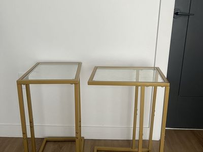 C-shaped end table (Metal/Glass)