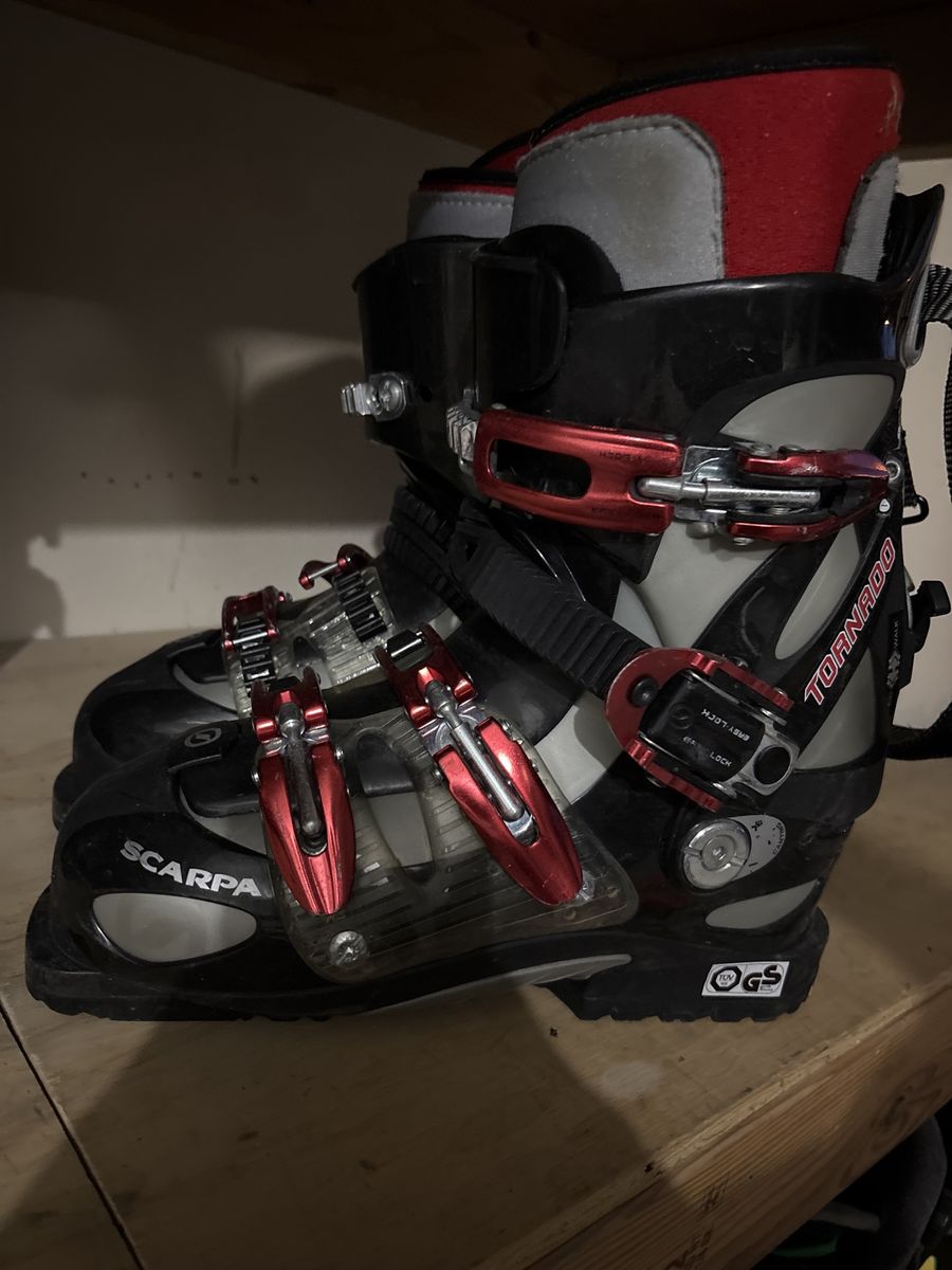 Scarpa size 6 ski boots 