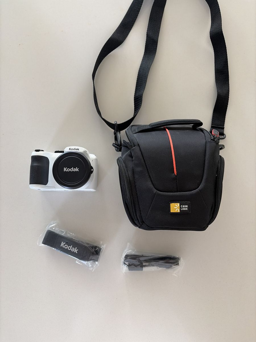 Kodak Pixpro AZ252 w/ accessories
