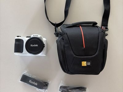 Kodak Pixpro AZ252 w/ accessories