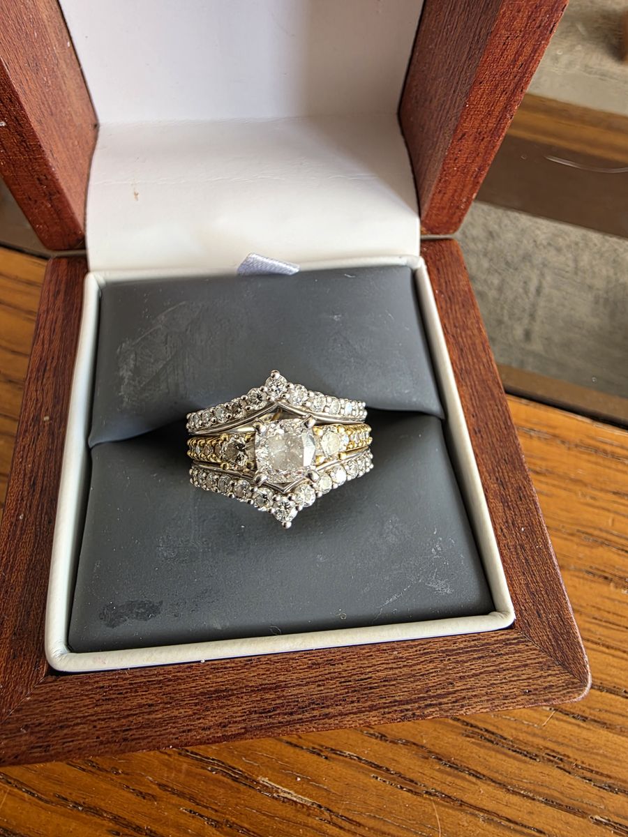 2.5 total carat. Main diamond 1ct VVS2 G Gia certified.