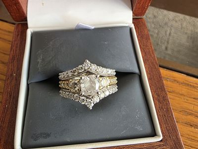 2.5 total carat. Main diamond 1ct VVS2 G Gia certified.