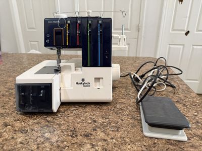 HUSQVARNA VIKING Huskylock 560ED Serger
