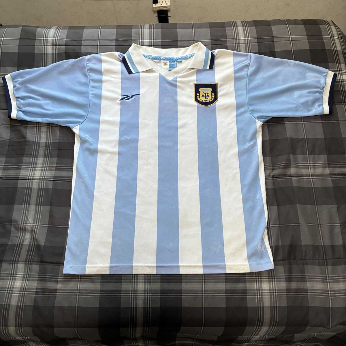 Official Vintage 1999/2000 Argentina Reebok Soccer Jersey (Size Medium)