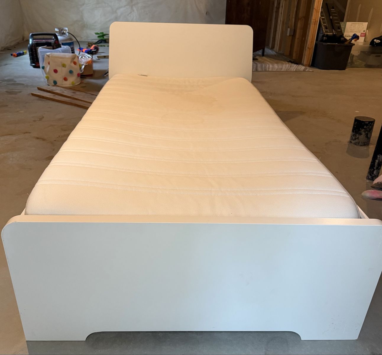 Twin bed w/mattress