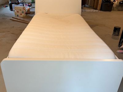 Twin bed w/mattress