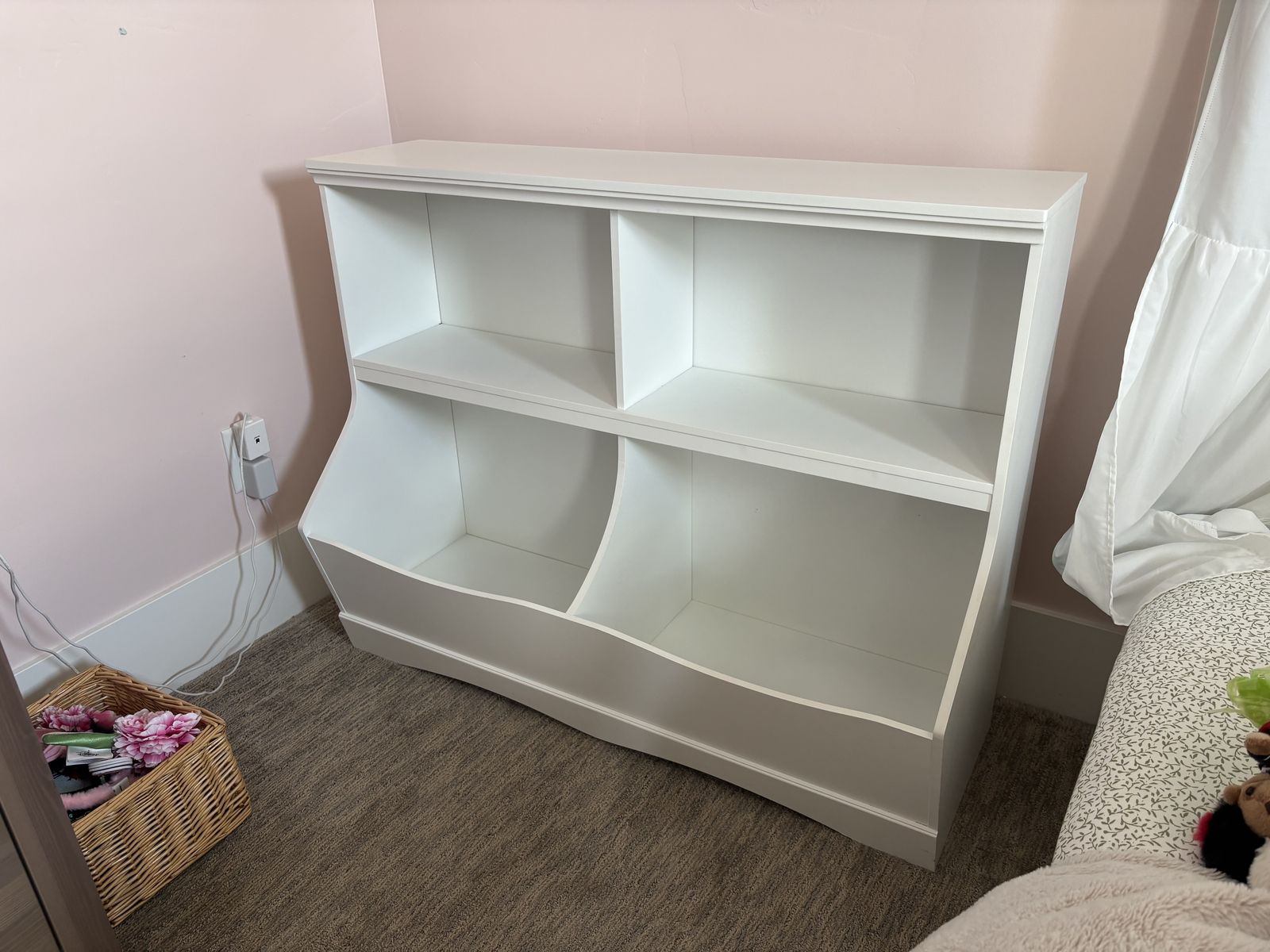 White Wooden Storage Hutch/Bookcase for Children’s Toys, in Excellent Condition!