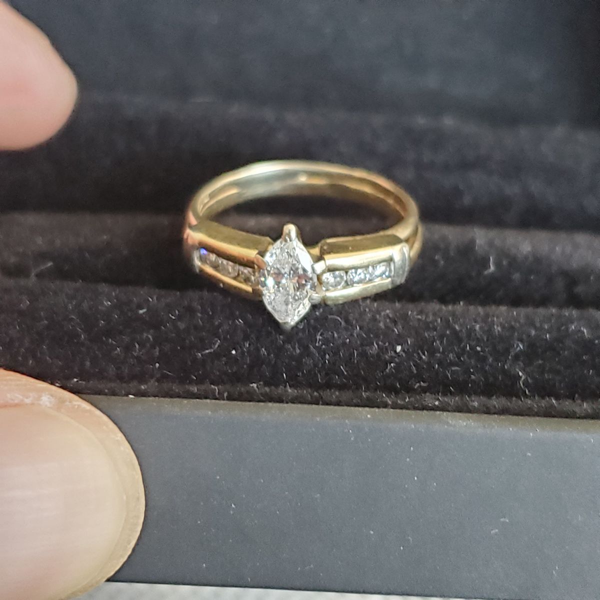 Natural diamond ring