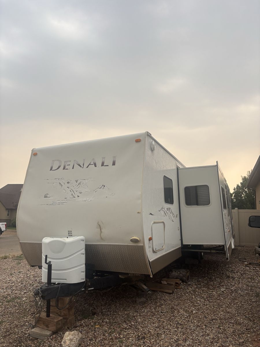 2007 Dutchman Denali Travel Trailer - 2 Slide Outs, Sleeps 5-7, New Tires.