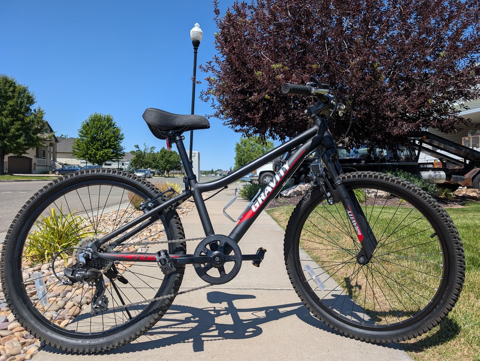 like new really nice 24" Youth Gravity Mountain bike