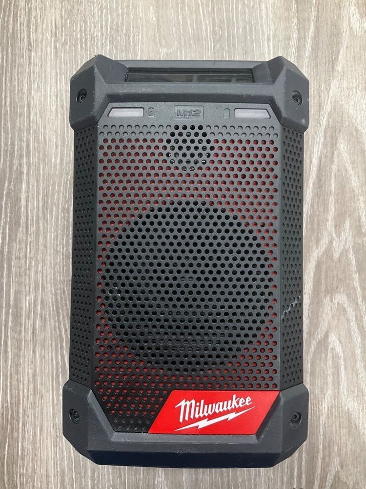 MILWAUKEE 12V BLUETOOTH RADIO/ CHARGER