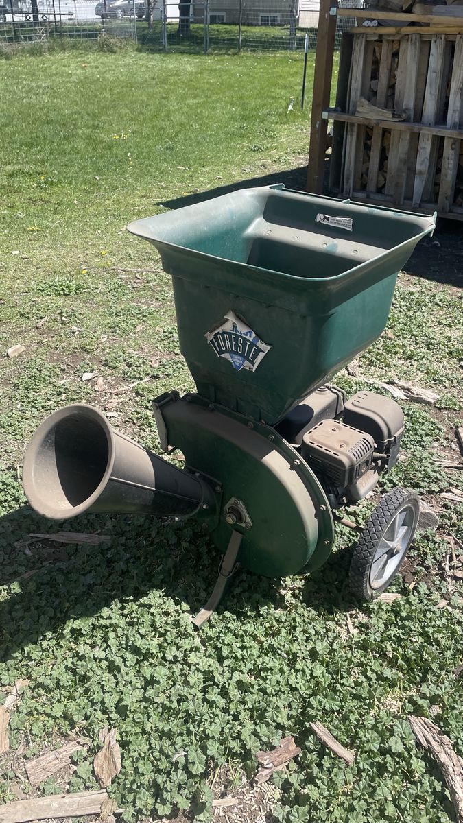 Wood chipper/leaf grinder
