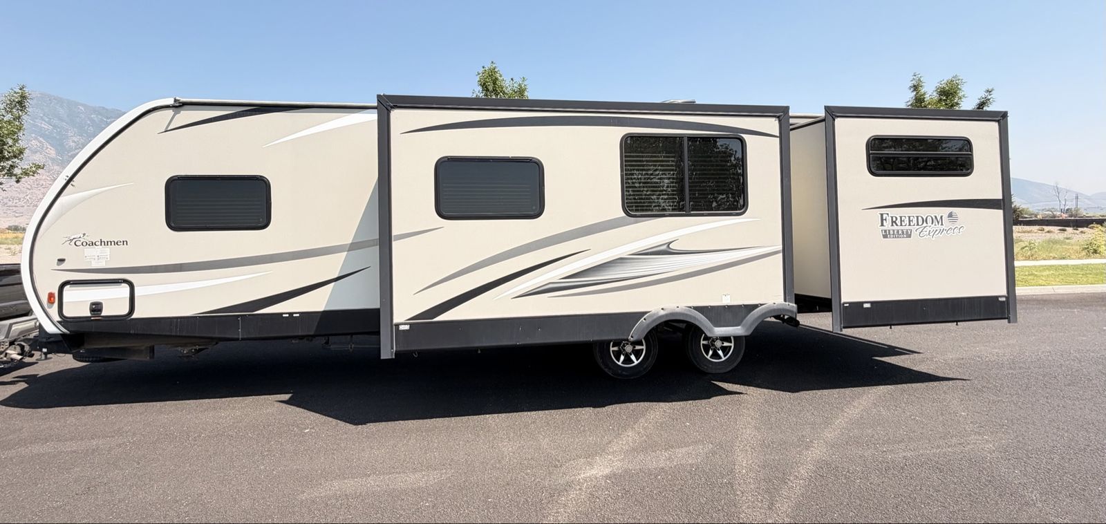 2017 COACHMEN BY FOREST RIVER FREEDOM EXPRESS SERIES M-320 BHDS