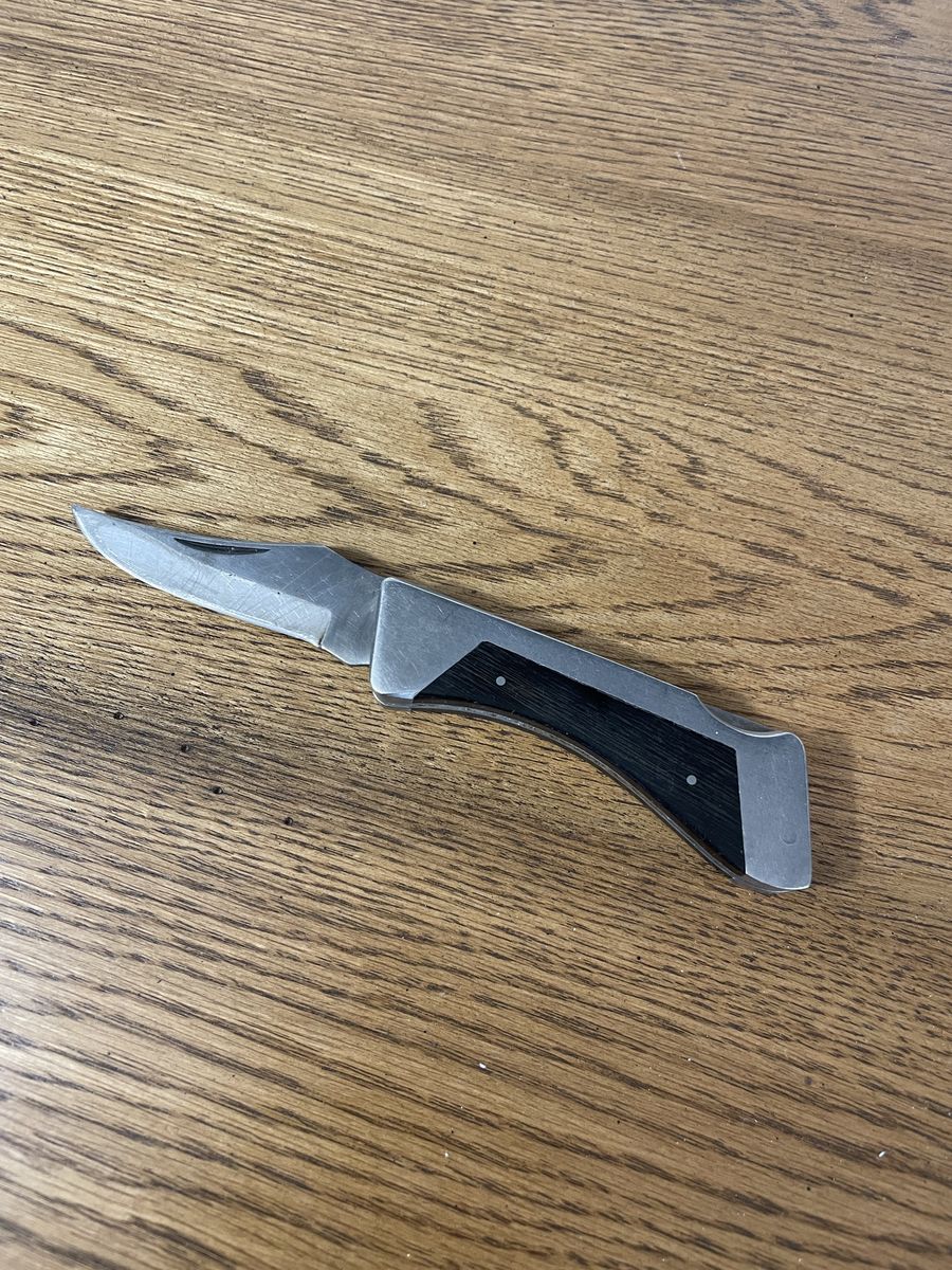 Black and Sliver Pocket Knife