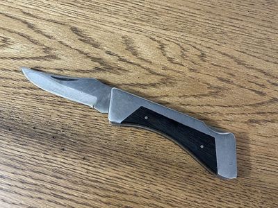 Black and Sliver Pocket Knife