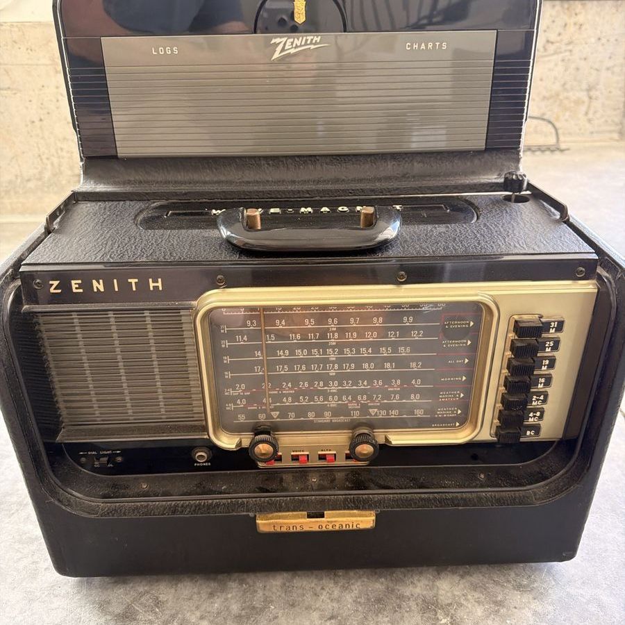 Vintage Zenith Trans-Oceanic Shortwave Radio