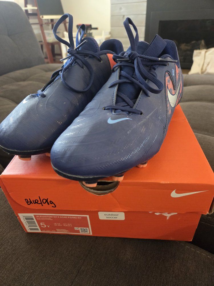 Soccer Cleats - Nike Kids' Jr Phantom GX II Academy Size 5Y
