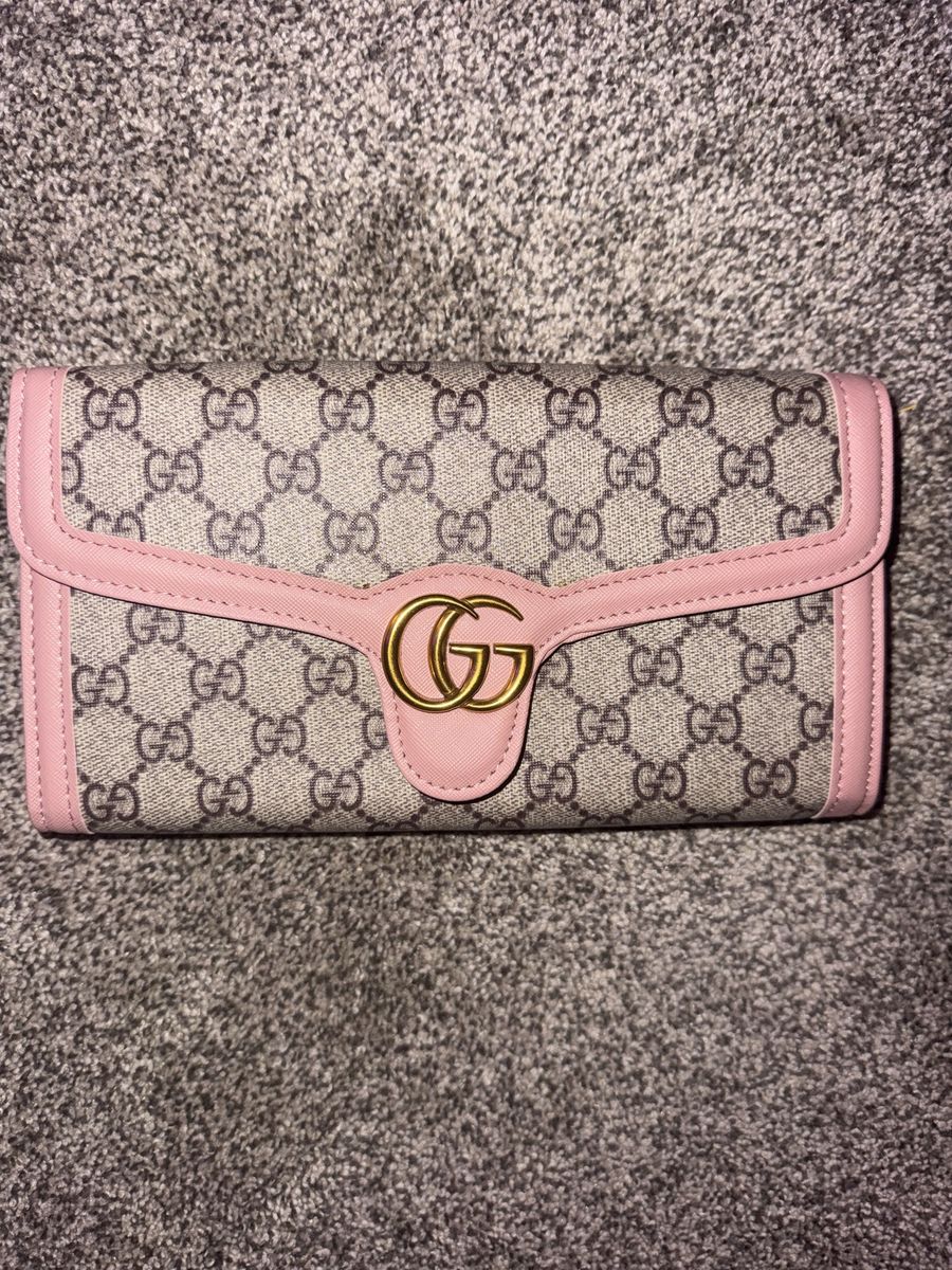 Fake Gucci wallet on chain