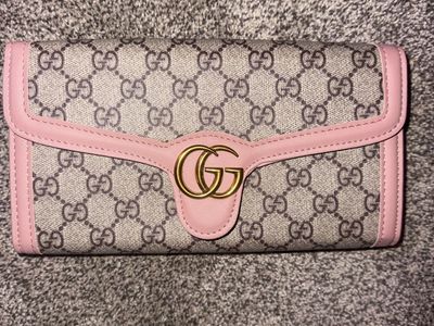 Fake Gucci wallet on chain
